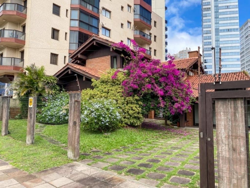 Casa 05 dormitórios