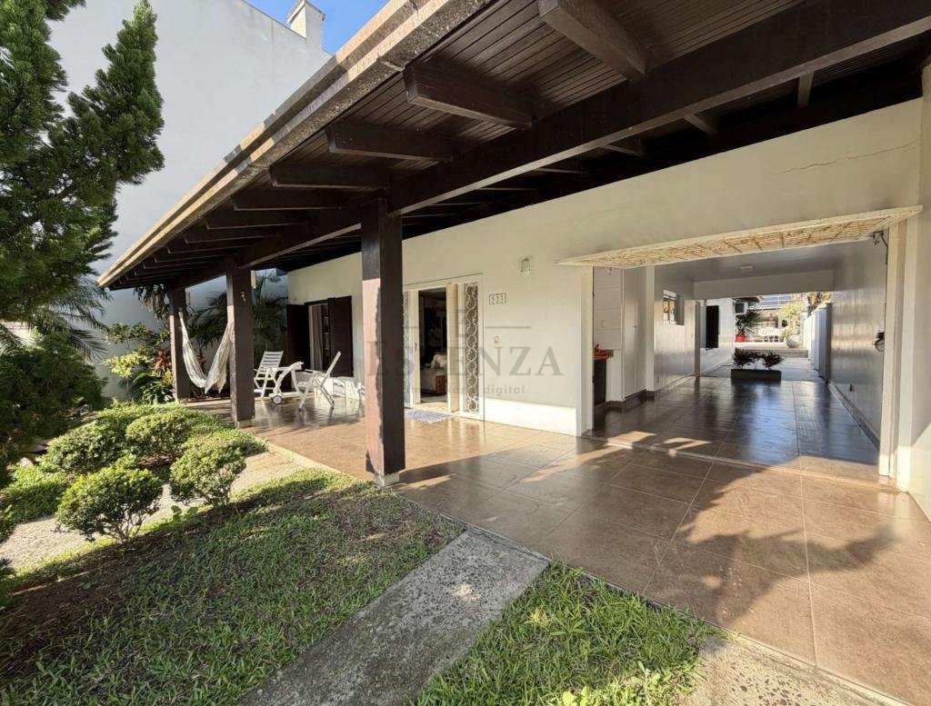 Casa 03 dormitórios